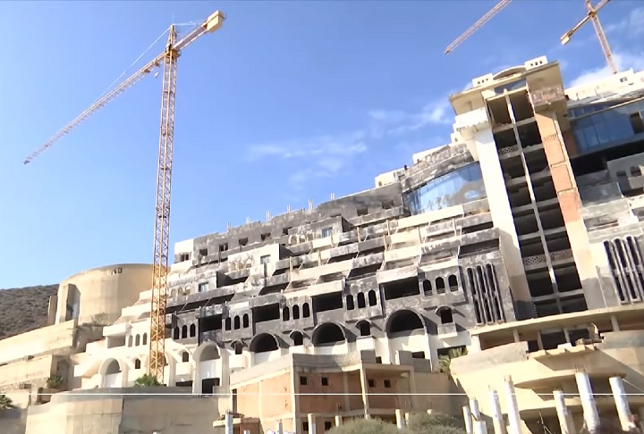 Chamado de El Algarrobico, o empreendimento foi construído em 2003 e paralisado em 2005 por violar leis ambientais.