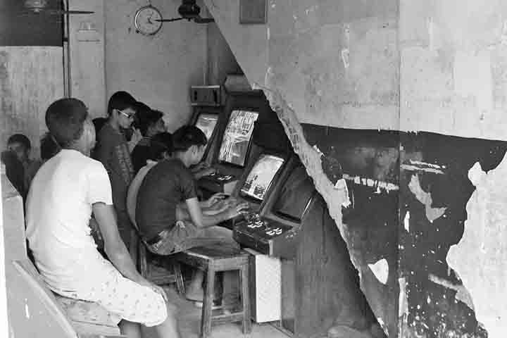 Espaços repletos de máquinas coloridas, sons eletrônicos e competição, eles marcaram a infância e a juventude de gerações que viveram, sobretudo, entre os anos 1980 e 1990, período da febre dos jogos eletrônicos em ambientes coletivos.
