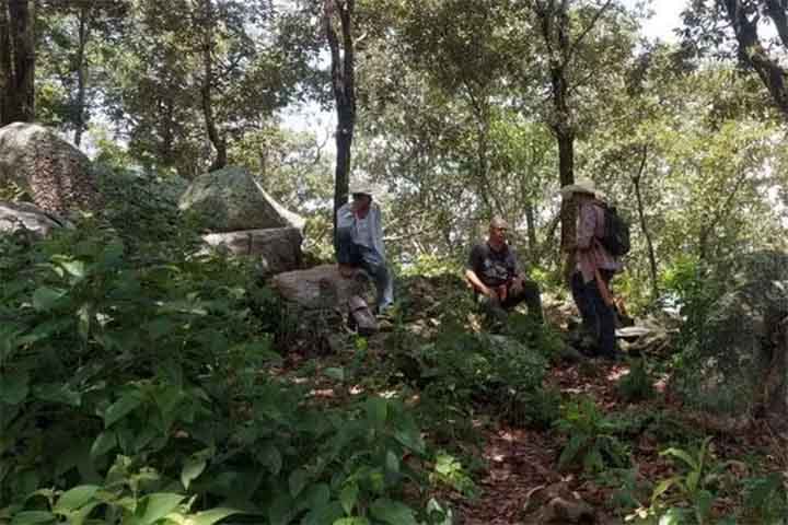 As construções seguem o estilo “paramento mixteco”, com blocos verticais e pequenas lajes, técnica semelhante a de outros centros arqueológicos da região de Guerrero.