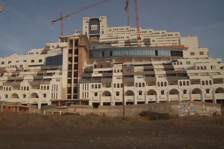 O hotel, projetado para ter 21 andares e mais de 400 quartos, estava em uma área não urbanizável e protegida pela Lei de Costas (1988).