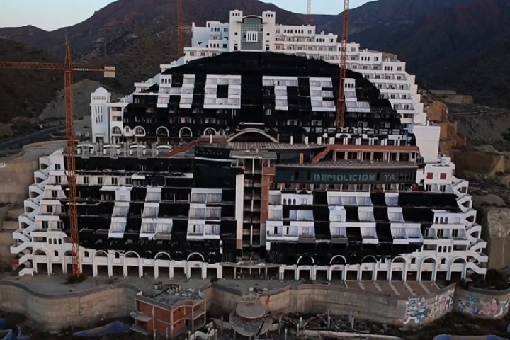 O governo espanhol decidiu expropriar o terreno após anos de omissão das autoridades locais, especialmente do município de Carboneras, que não cumpriu as ordens judiciais para demolir o empreendimento ilegal.