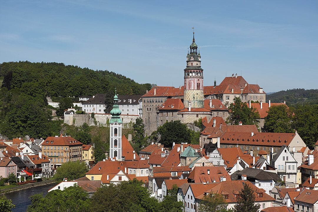 Český Krumlov é uma das cidades medievais mais bem preservadas da Europa Central. Localizada no sul da República Tcheca (hoje chamada de Tchéquia), ela é conhecida por seu charme histórico, arquitetura renascentista e atmosfera pitoresca..