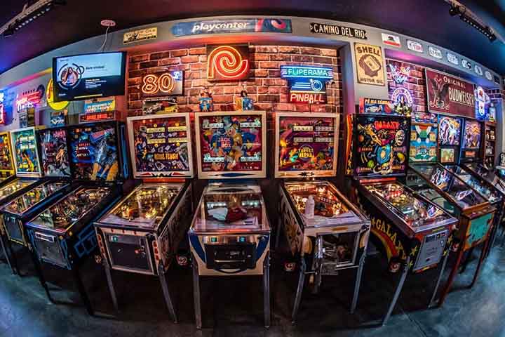 O termo fliperama tem origem direta no pinball. As alavancas usadas nessas mesas, chamadas em inglês de flippers, deram nome às primeiras máquinas trazidas ao Brasil. 
