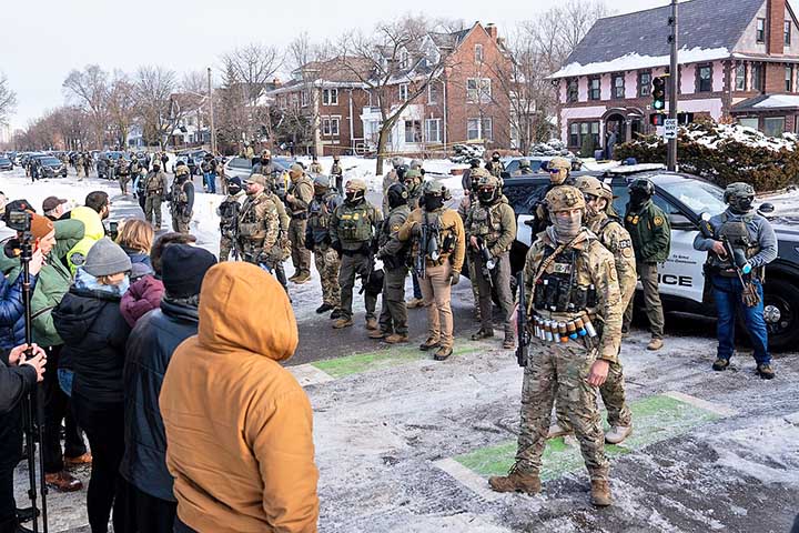 Com discurso de enfrentamento, ele associa a imigração irregular à criminalidade, perda de empregos e ameaça à segurança nacional. 
