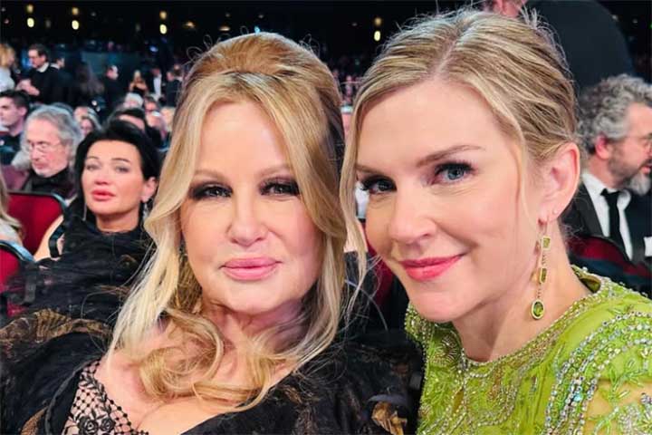 Nascida em 1972 no estado americano da Virginia, Rhea Seehorn se dedicou inicialmente a estudar artes plásticas, formação que influenciou sua relação com o corpo, o silêncio e a composição emocional das cenas.
