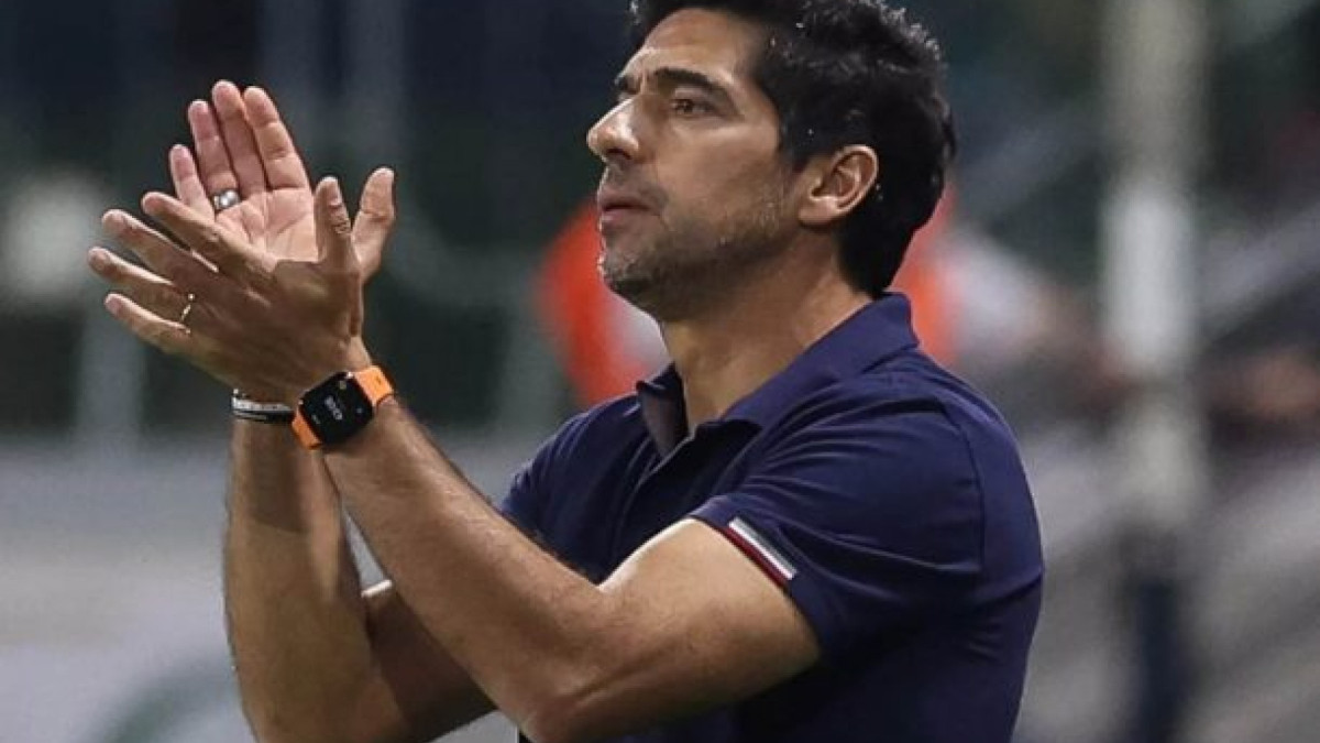 Treinador também revelou como o Verdão tenta equilibrar a busca por contratações e o uso da base