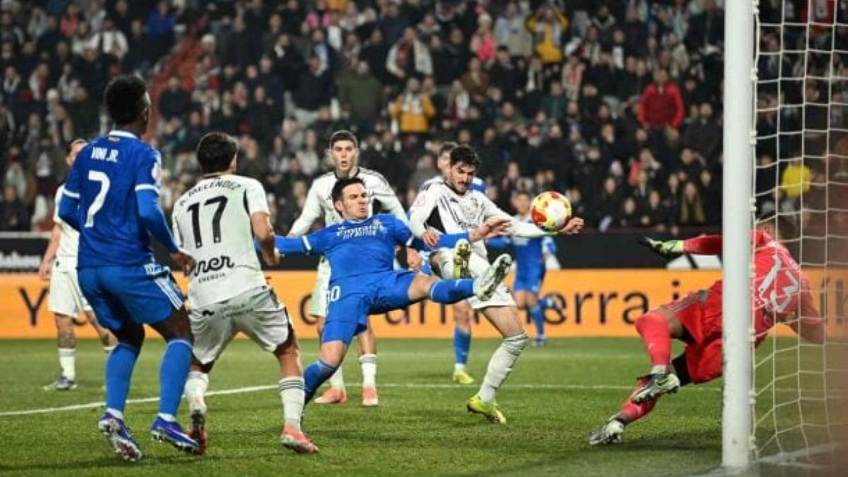 Na estreia do técnico Arbeloa, equipe merengue entra com time misto, perde por 3 a 2 nos acréscimos e dá adeus à competição de forma precoce