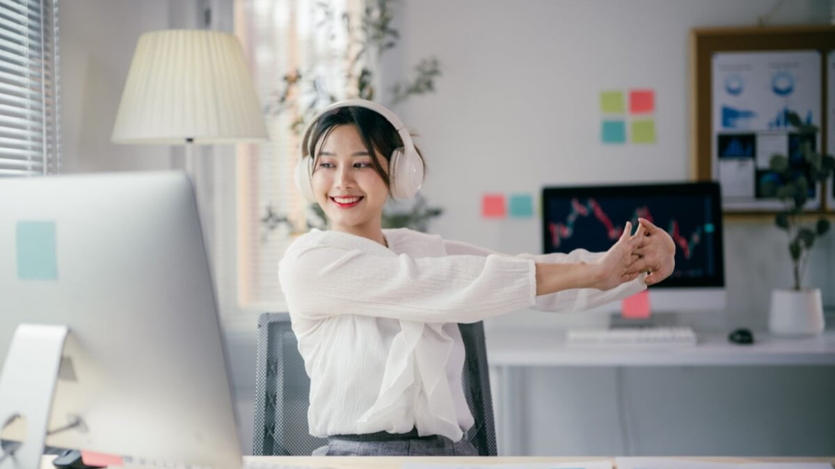 Menos dor, mais produtividade: 4 alongamentos para fazer no trabalho