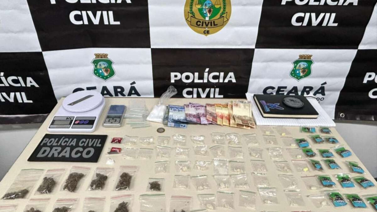 Foram apreendidas maconha, crack, MDMA e apetrechos utilizados no tráfico de drogas