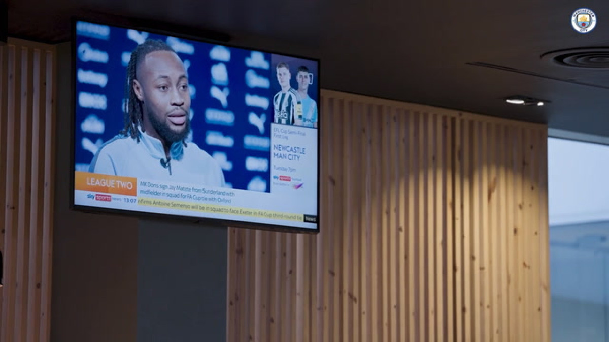 Bastidores: Semenyo encontra elenco do Manchester City 