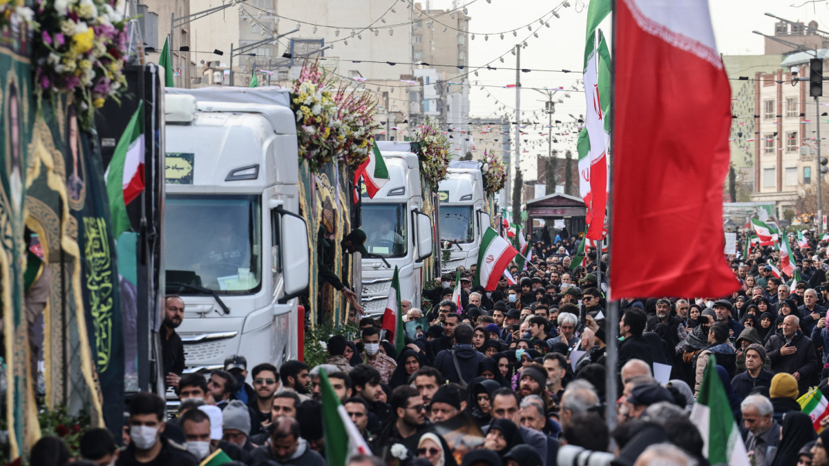 Iranianos participam dos funerais de membros das forças de segurança mortos em protestos recentes em Teerã, em 14 de janeiro de 2026.
Uma cerimônia fúnebre começou em Teerã para mais de 100 membros das forças de segurança e outros 