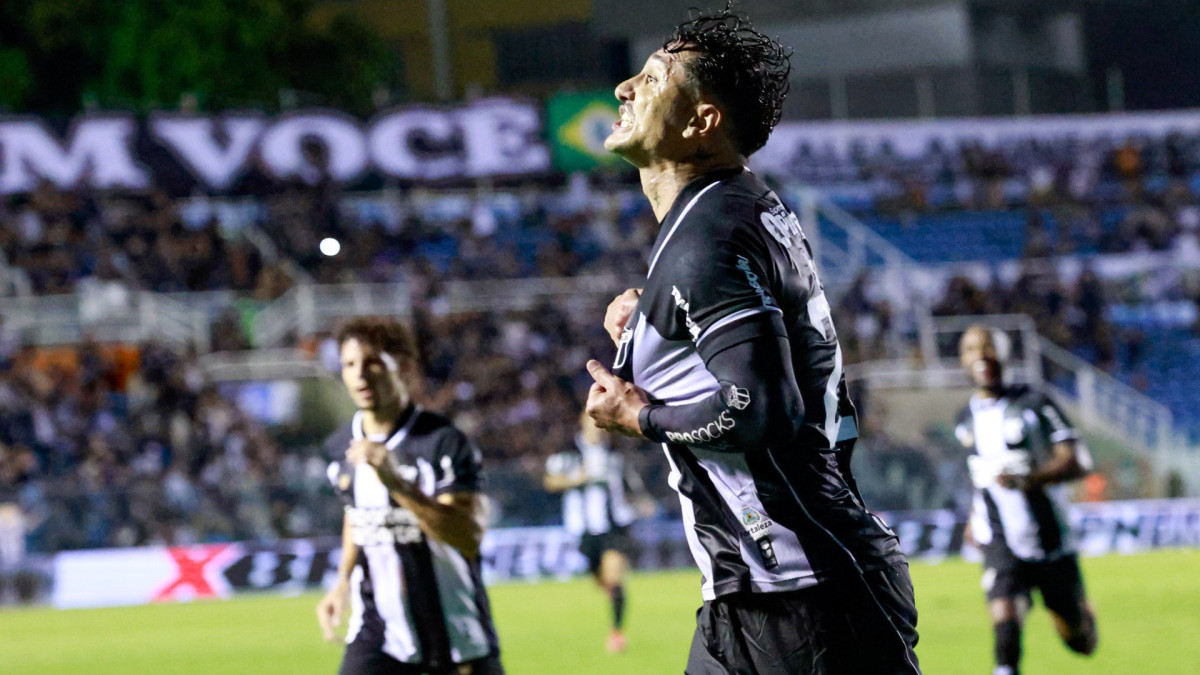 Vina marcou o gol do Ceará na vitória diante do Maranguape, pelo Campeonato Cearense. 