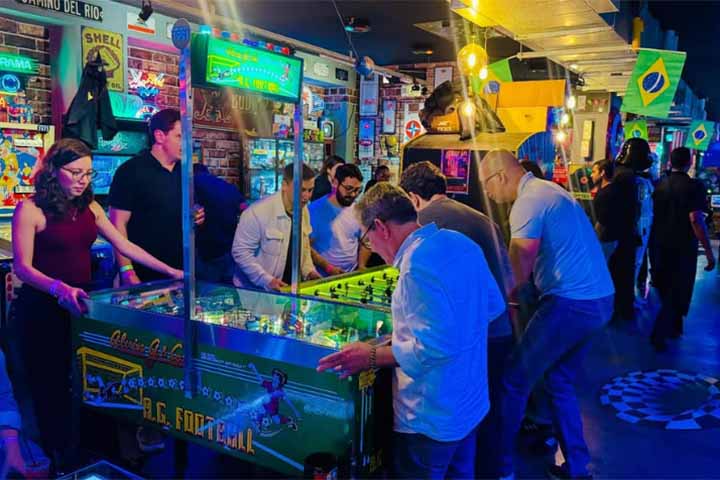 Hoje, bares temáticos e casas de entretenimento em cidades como São Paulo, Rio de Janeiro, Curitiba, Porto Alegre e Belo Horizonte resgatam o espírito dos antigos fliperamas, oferecendo máquinas clássicas, inclusive pinballs restaurados, ao lado de títulos modernos. 
