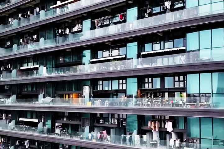 A superlotação se tornou evidente em elevadores, corredores e áreas comuns, deixando transparecer as fragilidades do projeto.