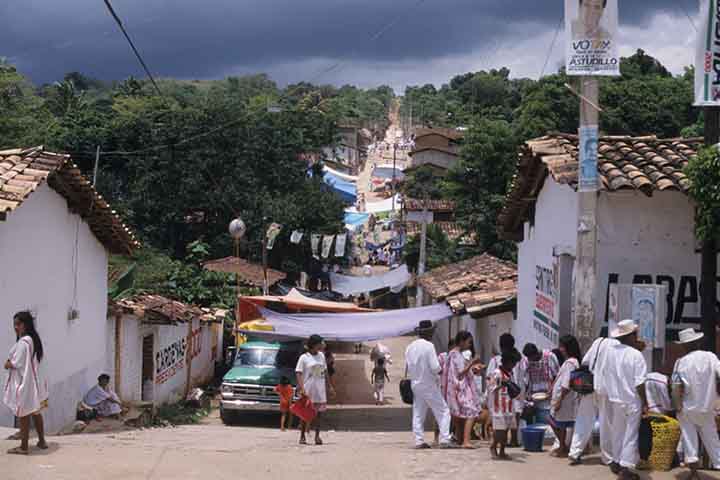 A história da região também é marcada por conflitos pela terra, com o povo amuzgo perdendo o controle de suas propriedades para senhores espanhóis desde o período colonial.