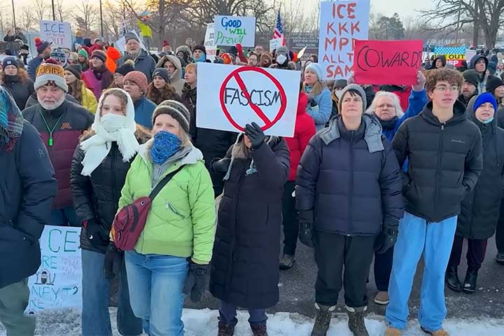 A morte de Good provocou protestos em várias cidades do país. Em muitas manifestações, participantes carregavam cartazes com a frase “Justiça por Renee”.
