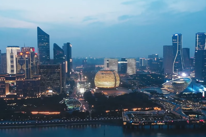 Atualmente, Hangzhou mistura ares de cidade histórica com arranha-céus futuristas, shopping centers e grandes centros de convenções