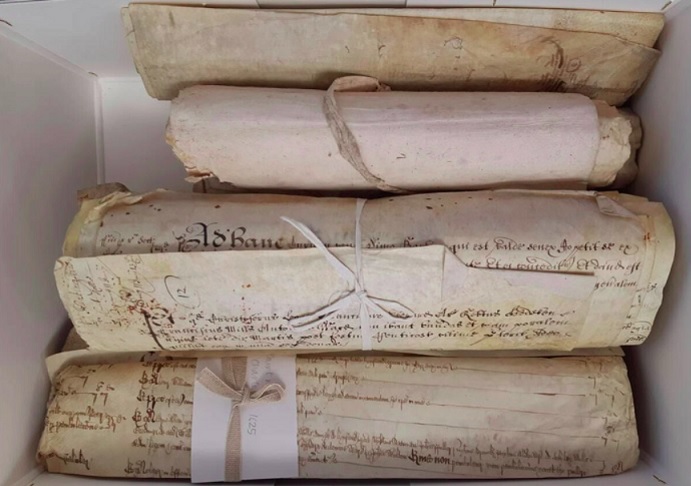 Camuflado na encadernação de um livro de registros do século 16, o fragmento faz parte da Suite Vulgate du Merlin — uma versão francesa da lenda arturiana — datada entre 1275 e 1315. 