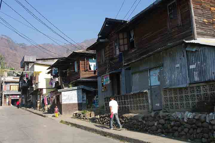 Entre as tradições culturais mais marcantes está o uso das baias, casas ancestrais feitas em madeira e elevadas sobre pilares. 