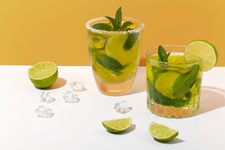 Caipirinha: O nome caipirinha tem origem social e cultural, derivado do termo “caipira”, usado para designar moradores do interior brasileiro, principalmente do Sudeste, com o diminutivo reforçando um tom afetivo.