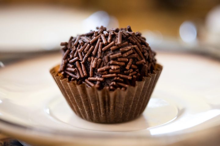Brigadeiro: O nome brigadeiro refere-se à patente militar de Eduardo Gomes, então oficial da Força Aérea Brasileira e candidato à Presidência da República em 1945.