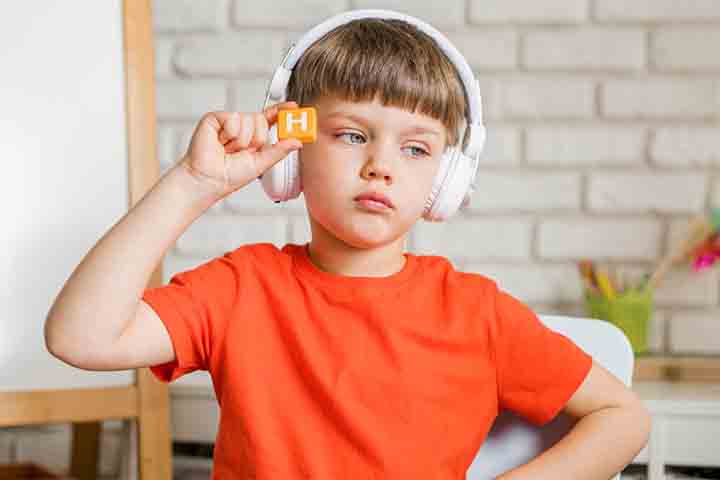  A pessoa ouve normalmente, reconhece ritmos e melodias, mas não experimenta emoção ou prazer.