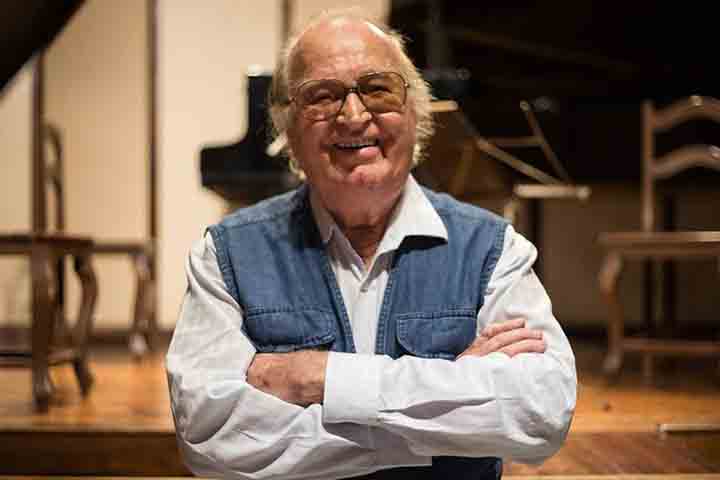 Edino Krieger (1928–2022) - Músico catarinense marcou a cena contemporânea brasileira com sua produção diversificada e atuação como gestor cultural. Foi presidente da Funarte e contribuiu para a valorização da música de concerto no Brasil. 
