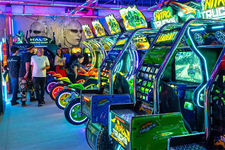 Já o Bario Bar, com unidades em Pinheiros e no Tatuapé, aposta em uma proposta diferente: unir a atmosfera retrô das máquinas a um espaço de bar, com mais de cem jogos disponíveis, entre fliperamas, pinballs e simuladores, atraindo tanto jogadores casuais quanto os apaixonados por nostalgia.
