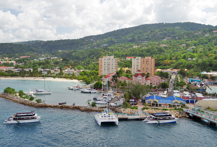 A família passou 18 meses viajando, tendo cruzado vários portos do Caribe e Bahamas. Lá, Anna conheceu um homem e decidiu ficar — mal sabia ela que se livraria de um pesadelo.