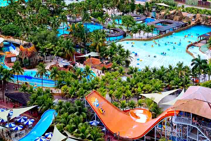 As temperaturas variam entre cerca de 26 °C e 38 °C, o que permite usufruir das atrações mesmo nos dias mais frescos.