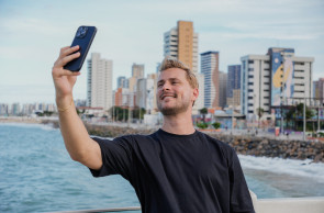 FORTALEZA, CEARÁ, BRASIL, 14-01-2026: DOM sobre gringos visitando destinos brasileiros. Na foto, Lars Justin, influencer holandês, que cria conteúdos de viagem, em Fortaleza. (Foto: Fernanda Barros/ O Povo)