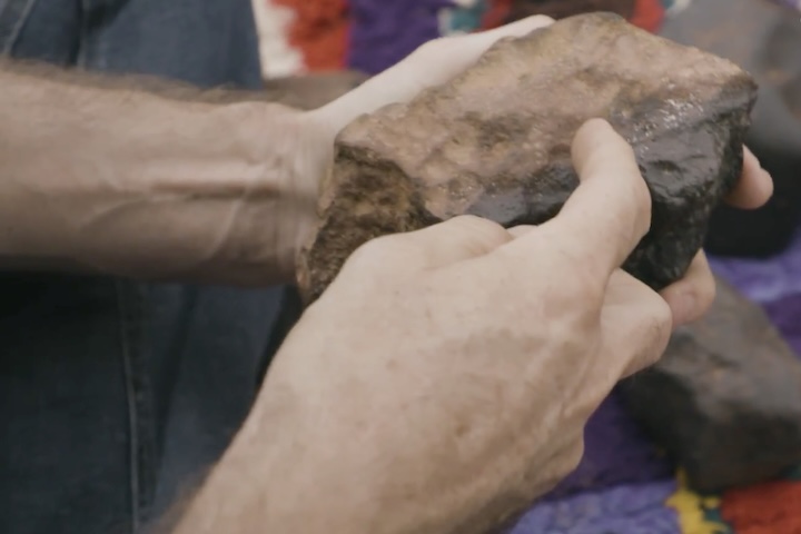 São esses intermediários que realizam a inspeção das rochas antes de vendê-las para o exterior.