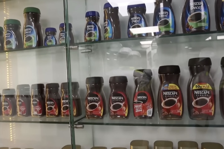 Criado para resolver problemas de excesso de produção, o café solúvel se transformou em um item essencial da rotina moderna, oferecendo rapidez e praticidade sem abrir mão do sabor do café.