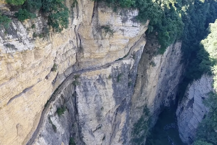 Sem acesso a máquinas ou tecnologia, os habitantes utilizaram apenas martelos, formões e cordas. 