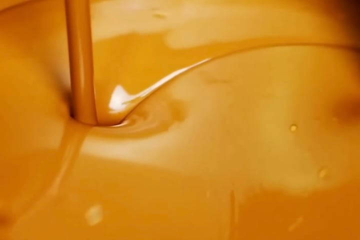 Em seguida, passam por moagem específica e entram nos extratores industriais, onde são misturados com água quente sob pressão controlada, resultando em um café líquido altamente concentrado.