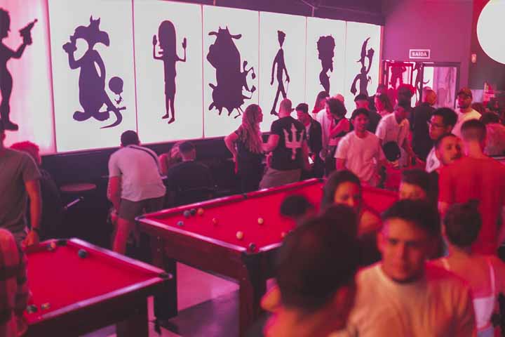 Com a popularização dos videogames domésticos e, mais tarde, dos computadores e celulares, os fliperamas começaram a perder força nos anos 2000. 
