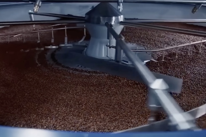 Então, essa versão concentrada passa por processos de evaporação a vácuo e congelamento rápido, formando lâminas que posteriormente são quebradas em grânulos de 2 a 3 milímetros. 