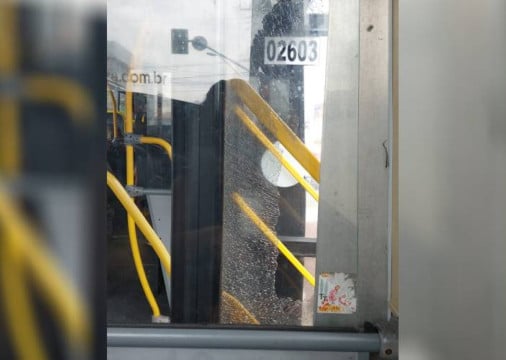 Ônibus foi atingido por objeto durante trajeto