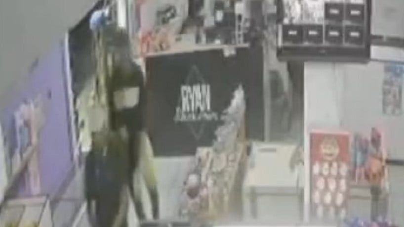 Câmeras de vigilância flagraram o momento em que Francisco Welington Galdino da Silva, 33 anos, foi morto dentro de um mercadinho localizado no bairro Messejana 