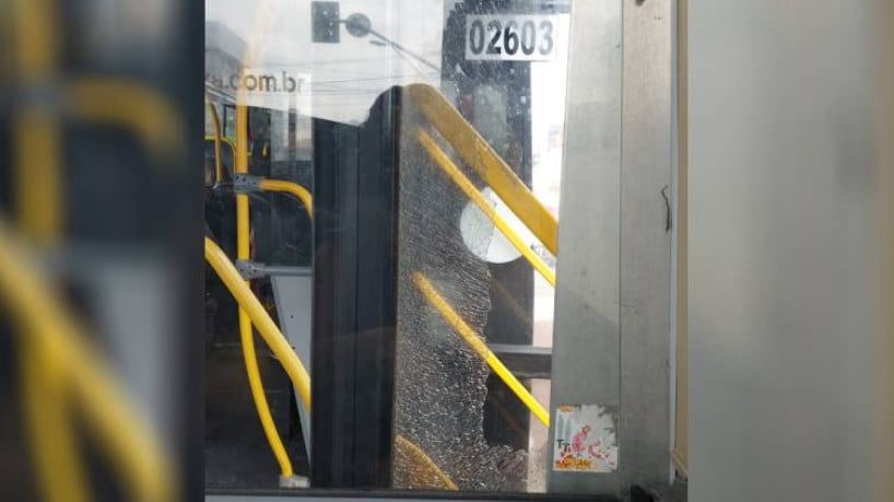 Ônibus foi atingido por objeto durante trajeto 