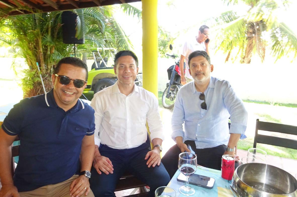 No Super-Jubileu, Germano Albuquerque e Bruno Queiroz ladeiam diretor jur&iacute;dico do Detran, Marcos Mac&ecirc;do(Foto: acervo pessoal)