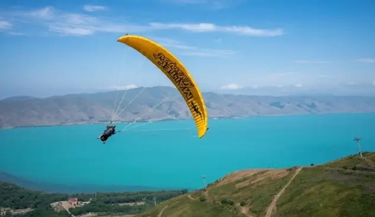 A Armênia oferece uma experiência equilibrada, com clima ameno e paisagens deslumbrantes. O verão é ideal para atividades ao ar livre e para explorar a natureza exuberante do país. Já o inverno proporciona oportunidades para esportes de neve e uma atmosfera única, perfeita para quem busca algo diferente e memorável.

