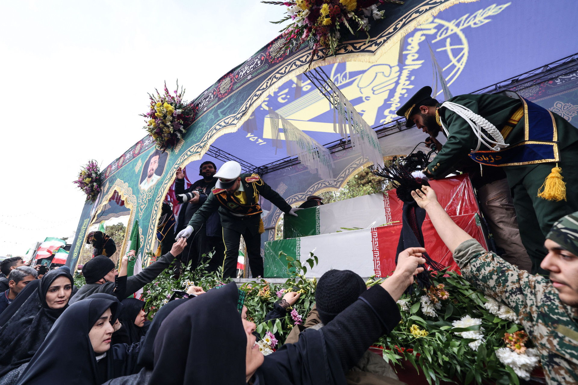 ￼IRANIANOS comparecem aos funerais de membros das forças de segurança mortos em protestos (Foto: ATTA KENARE / AFP)