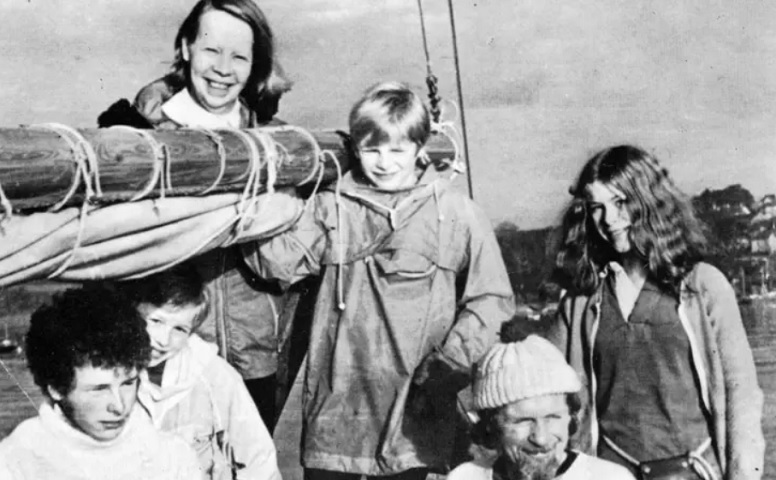 Imagina ficar à deriva por 38 dias no Oceano Pacífico se alimentando apenas de carne de tartaruga e peixes crus. Foi exatamente o que aconteceu com Douglas Robertson e sua família, em 1972.