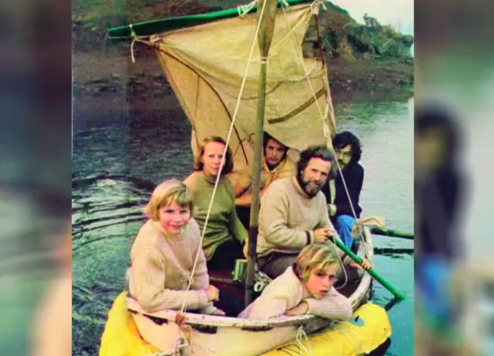 Em poucos minutos, Lucette tinha afundado por completo. Em um bote salva-vidas de 2 metros, a família conseguiu pegar um saco de cebolas, uma faca, uma lata de biscoitos, 10 laranjas, seis limões, foguetes de sinalização, anzóis e um diário de bordo.