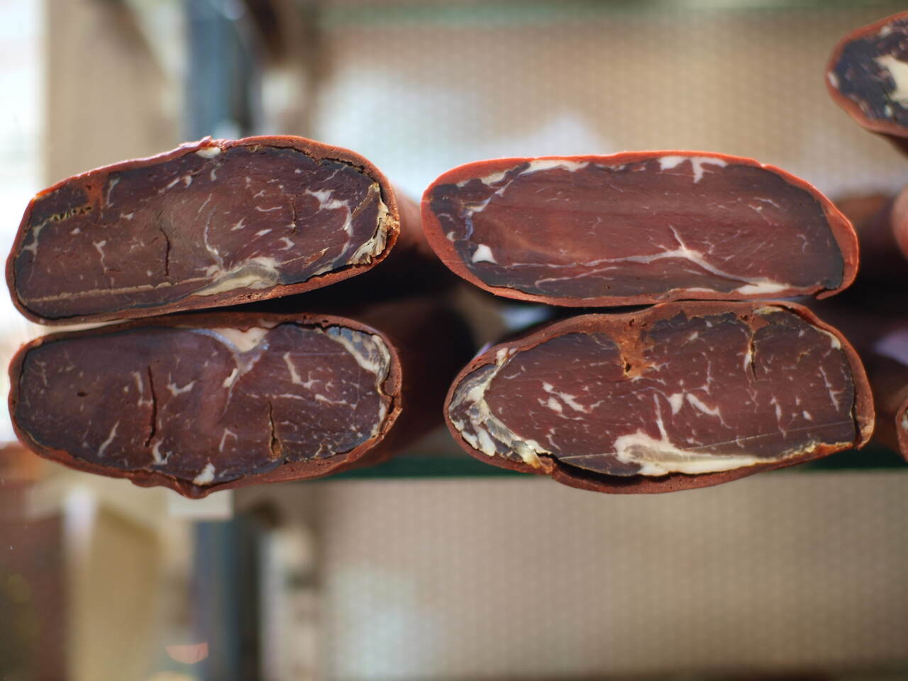 Para um lanche ou aperitivo típico da Armênia, experimente o basturma — uma carne curada e intensamente temperada, considerada uma verdadeira iguaria local.