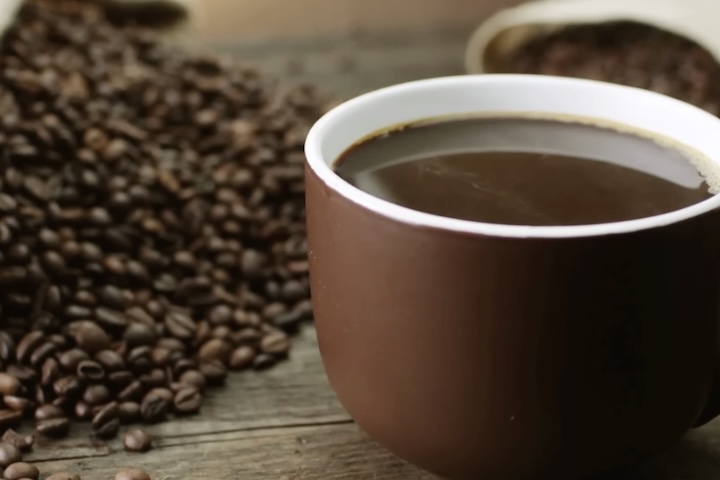 A produção do Nescafé solúvel começa no campo, com o cultivo do café, especialmente das variedades arábica e robusta.