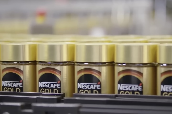 O produto final é hermeticamente fechado e distribuído para diferentes mercados, com uma vida útil de até 24 meses.