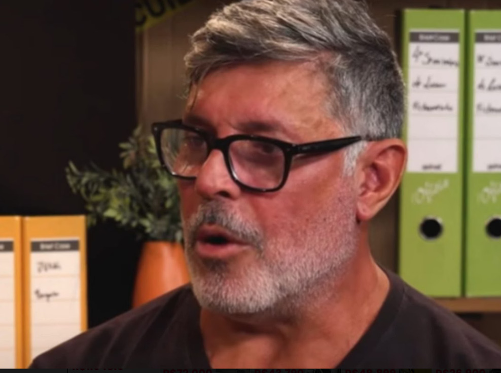 O artista contou ainda que seus amigos, que estavam ao lado, não viram ninguém passar. Anos depois, em 2010, Frota conheceu a atual esposa, Fabiana Rodrigues, que lhe apresentou Enzo, então com 3 anos, que ele resolveu adotar.