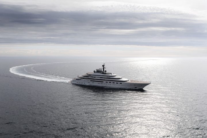 Sua capacidade é de 48 hóspedes em 40 cabines, além de 80 tripulantes. O barco navega atualmente sob a bandeira das Ilhas Cayman.